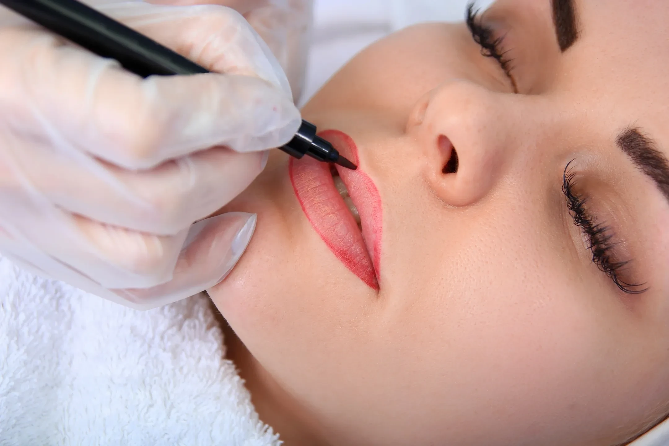 Permanent lip tattoo procedure with machine pen